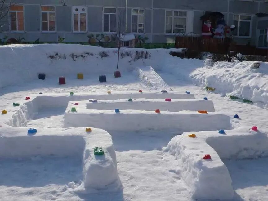 Снежки в сад. Снежный городок в детском саду Лабиринт. Зимние постройки на участке детского сада. Снежные постройки в детском саду на участке. Зимний участок в детском саду.