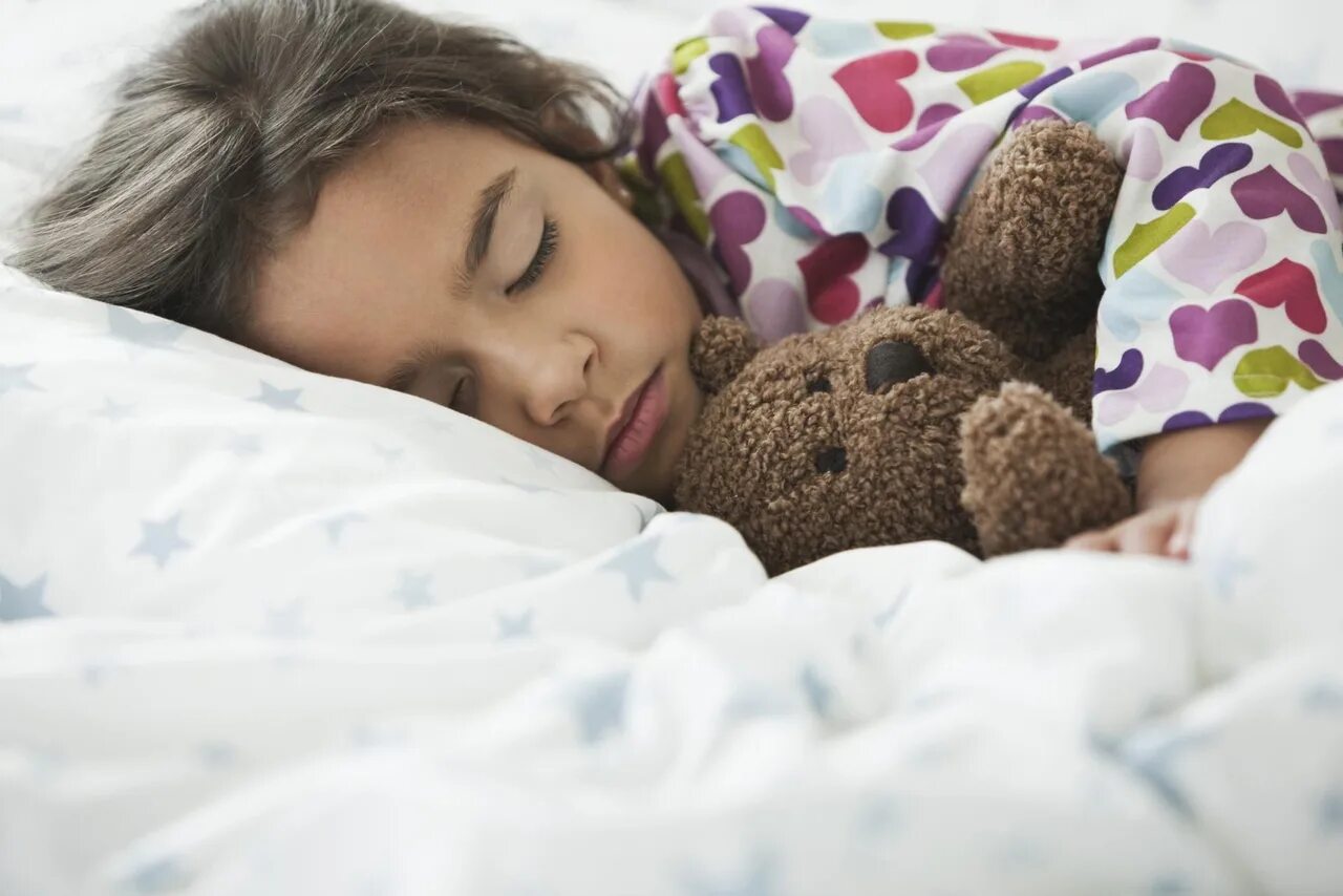 Sleep habits. Kids Sleep time кровати. Обнимать проснувшегося ребенка. Будильник будит спящего человека. Healthy Sleep.