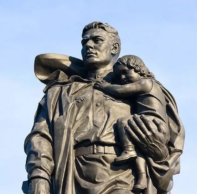 «воин-освободитель». Спас немецкую девочку памятник. Спас немецкую девочку памятник. Трептов парк берлин памятник советскому солдату. «воин-освободитель» в берлине вучетича.