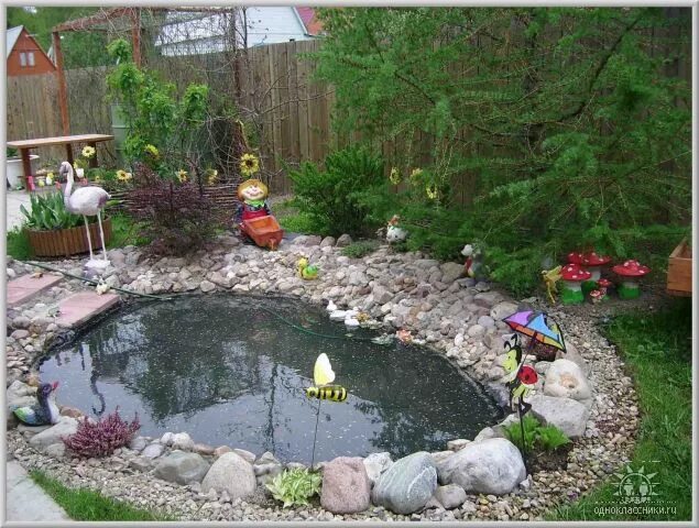 Водоем в детском саду. Прудик в детском саду. Декоративный пруд в доу. Пруд на участке детского сада. Пруд на участке детского сада.