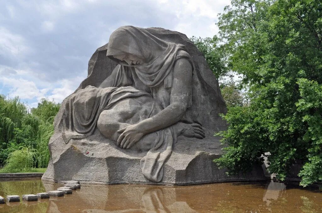 Памятник скорбящая мать златоуст. Мамаев курган скорбящая мать. Как выглядит скорби. Площадь скорби на мамаевом кургане. Скорбящая мать памятник волгоград.