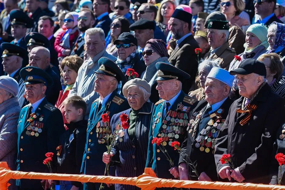 Когда ветераны идут на парад. Ветераны на параде. Ветераны ВОВ на параде. Ветераны идут. Ветераны Татарстана.