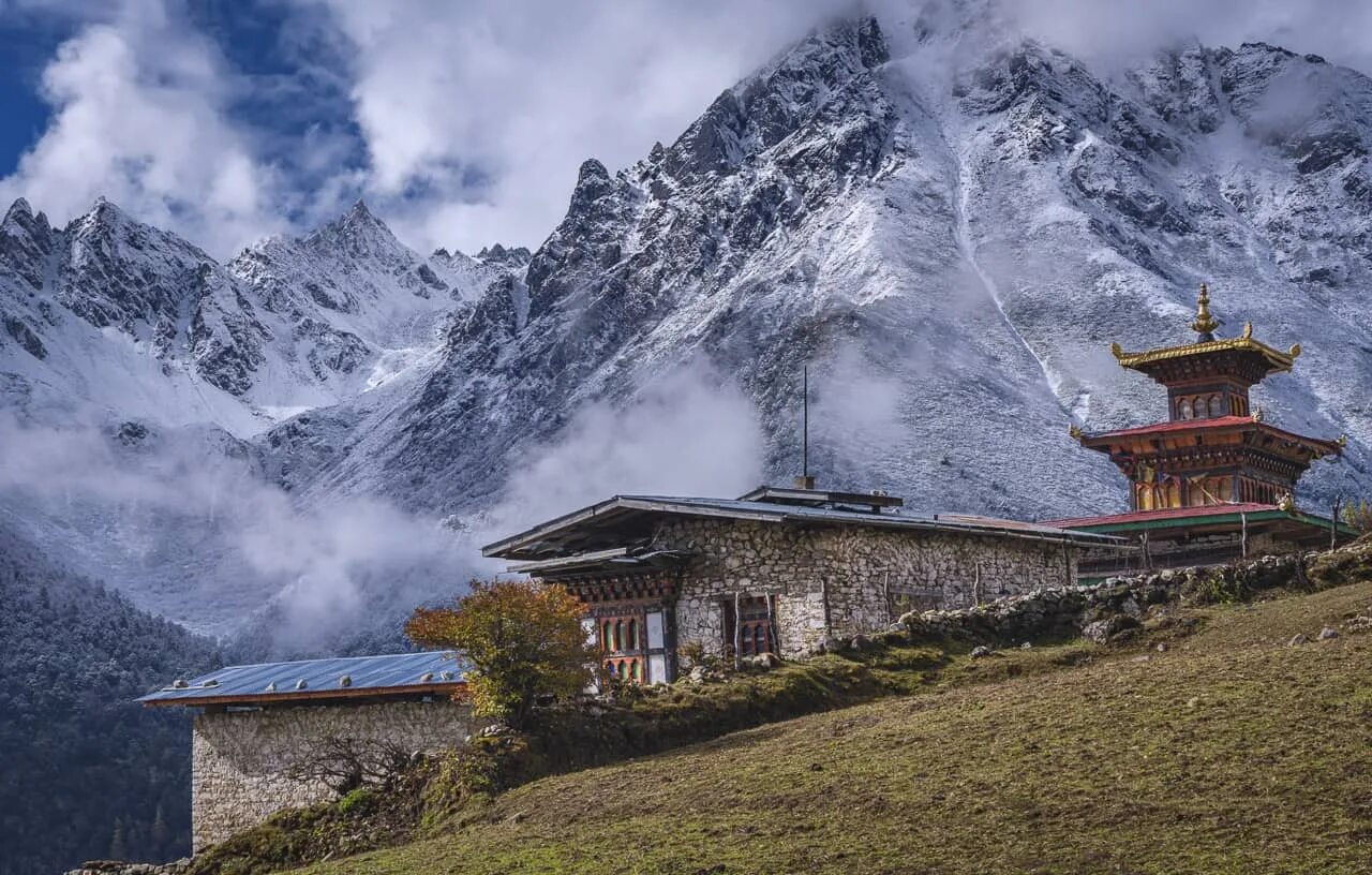 Бутан виды. Королевство бутан (Bhutan). Тибет Непал бутан Гималаи. Бутан горы Гималаи. Китай горы Гималаи.