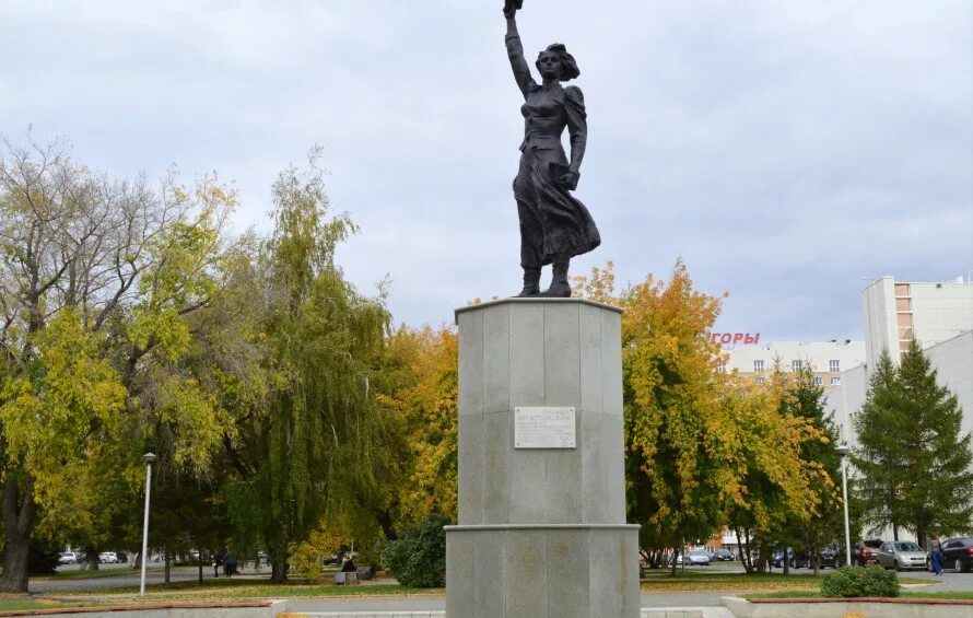 Памятники культуры кургана. Памятник Аргентовской в Кургане. Памятник Наташе Аргентовской. Наташа Аргентовская Курган. В Кургане на Троицкой площади памятник Наташе Аргентовской.