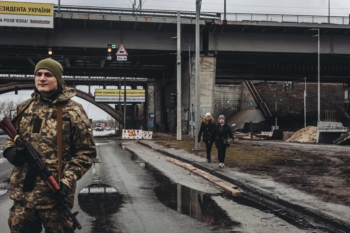 Ситуация на Украине последние. Украинские войска заложники. Минобороны Украины. Жители харькова покидают город