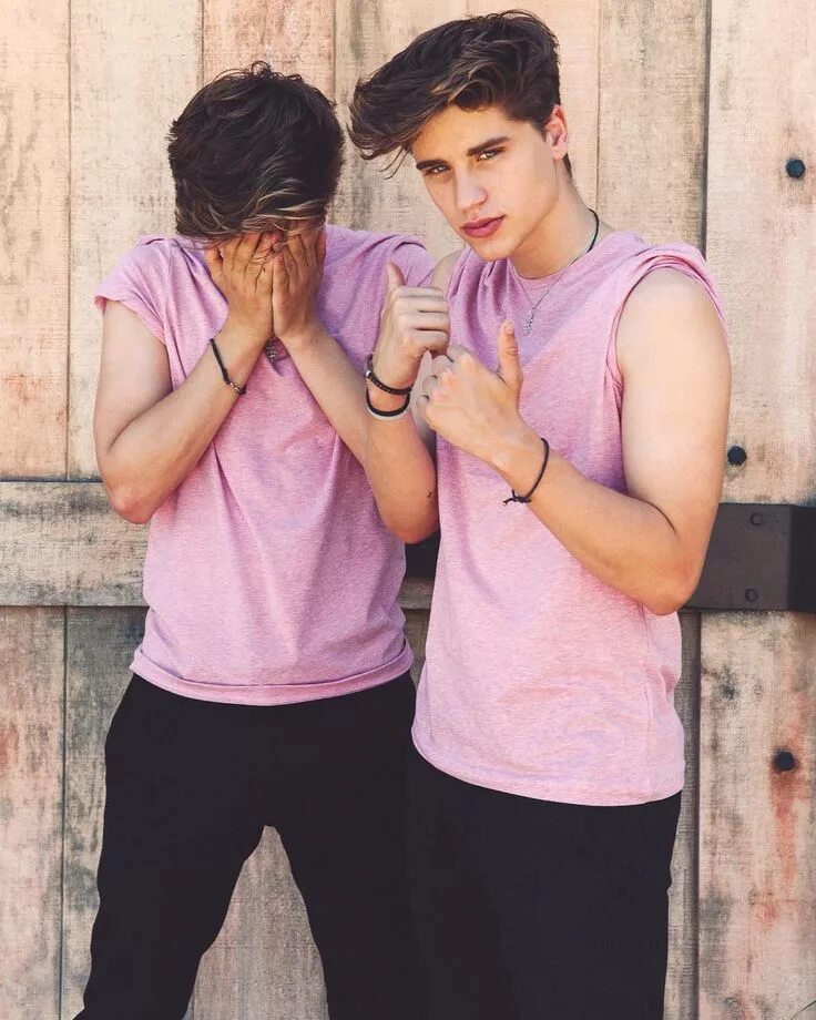 Martinez Twins сестра. Друзья парни. Близнецы парни. Два красивых мальчика.