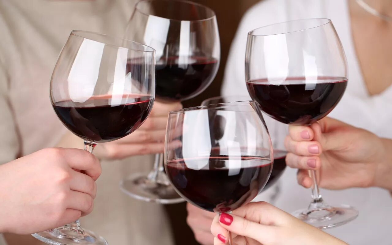 Три бокала вина. Рука с бокалом. Фужер с вином. Наполним бокалы. Красное вино.