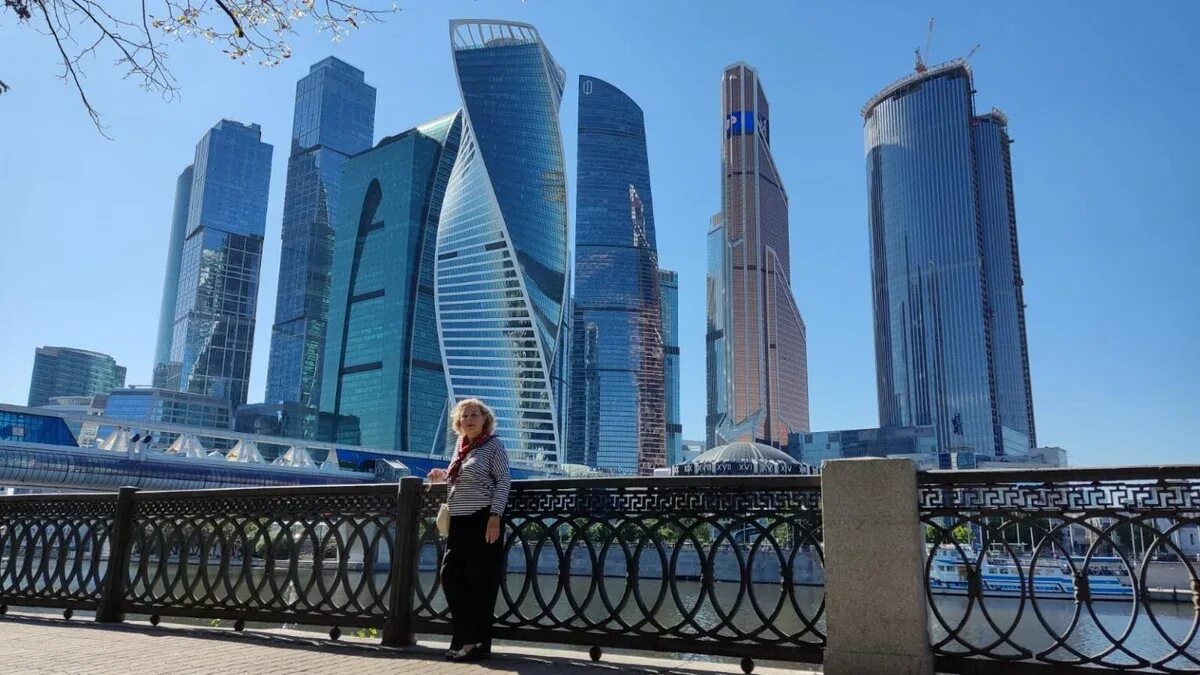 Москоу сити в 2000 году. Москва сити. Вид на москва сити с моста багратион. Небоскребы москва сити. Москва сити куда пойти.
