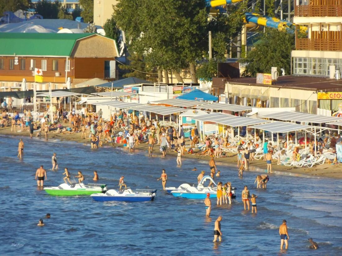 Анапа сейчас. Купание на пляжах Анапы. Анапа сегодня. Городской золотистый пляж с людьми.