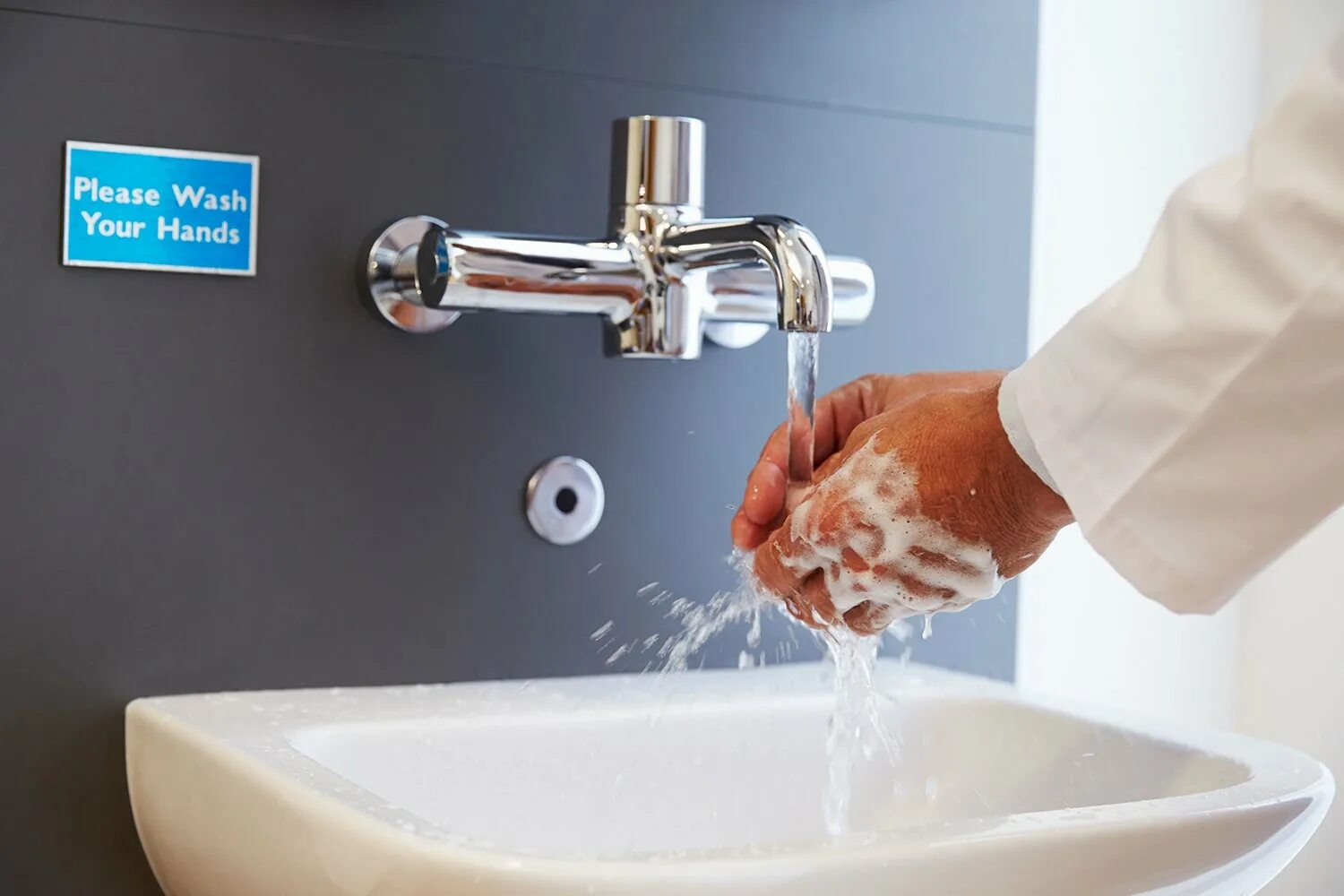 We wash hands. Для рук помыть умывальник. Мойка рук для персонала. Моет руки в раковине. Руки с мылом в офисе.