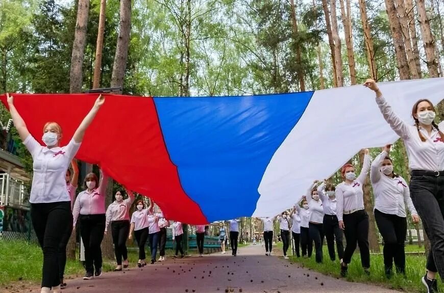 Мгер волонтеры. 12 июня парки. Шествие с российскими флагами. Парк горького 12 июня. Интересные идеи на 12 июня.