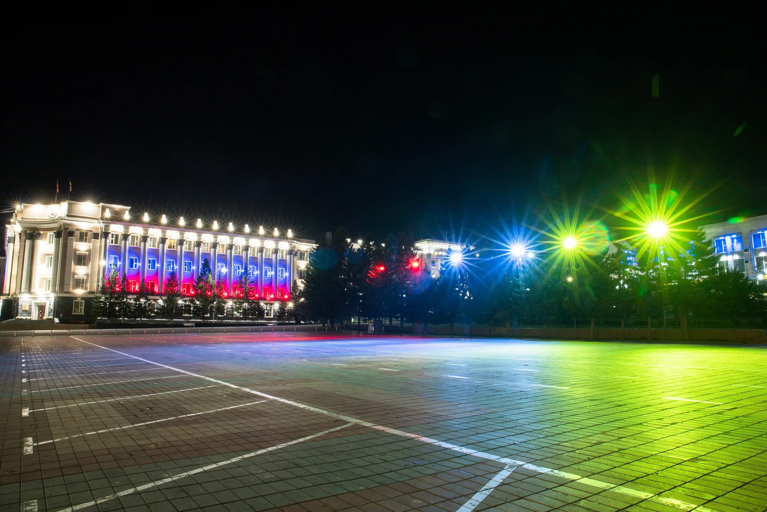 Время россии улан удэ. Улан-Удэ площадь города. Ночной Улан-Удэ. Площадь советов Улан-Удэ. Ночной Улан-Удэ драм театр.