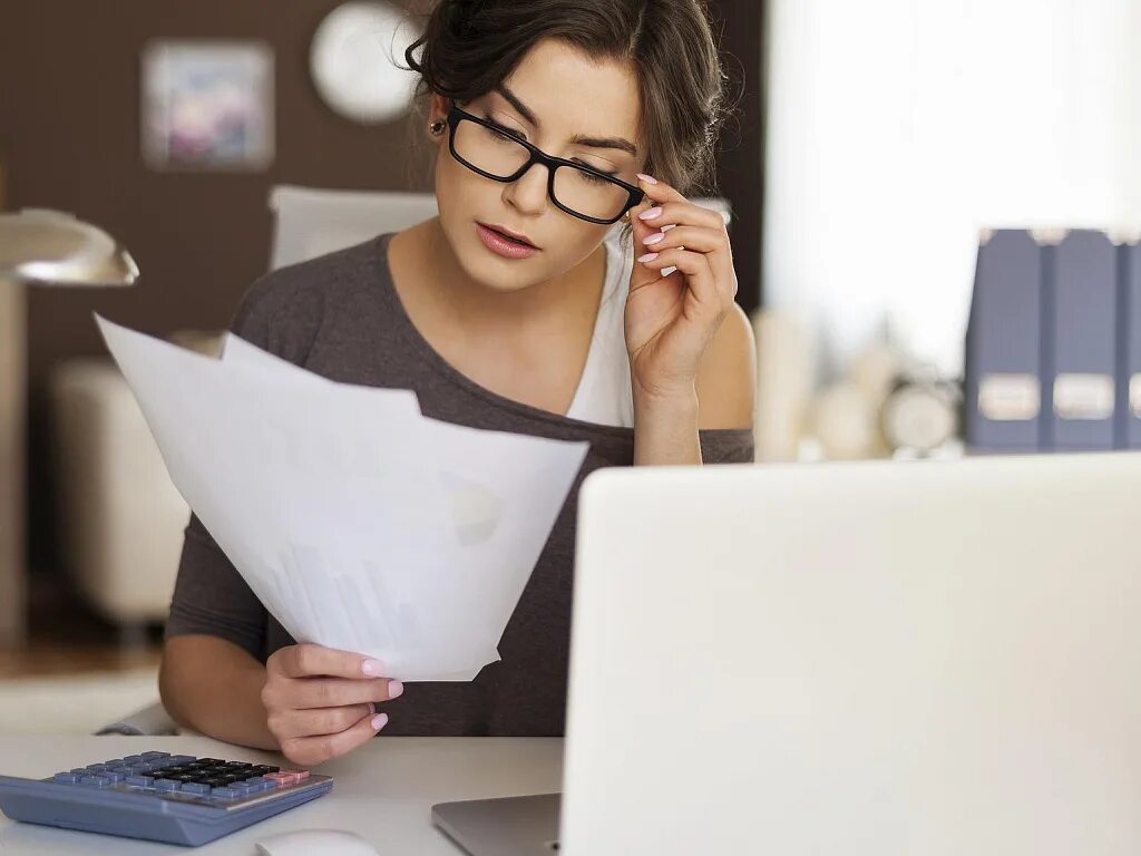 Веду поиск работы. Девушка в очках в офисе. поиск работы. работа в офисе. работа за компьютером.