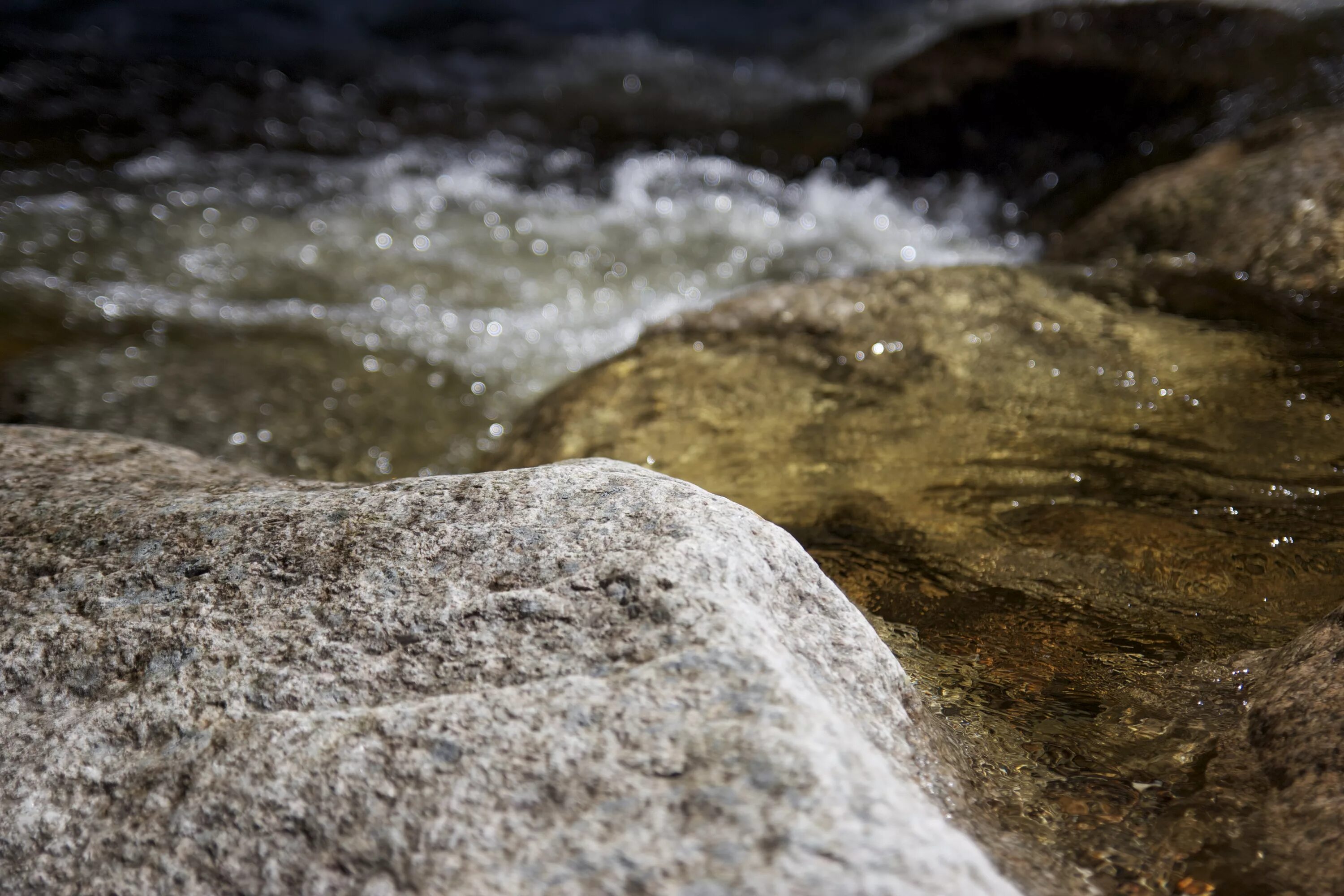 Вода горная порода. Камень по воде. Вода в горных породах. Rock Water Скальная вода. Размытие пород водой.