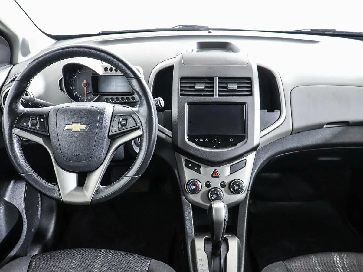 Купить авео автоматом. Chevrolet Aveo 2013 салон. Шевроле Авео 1.6 автомат. Chevrolet Aveo 2014 салон. Шевроле Авео 2013 автомат.