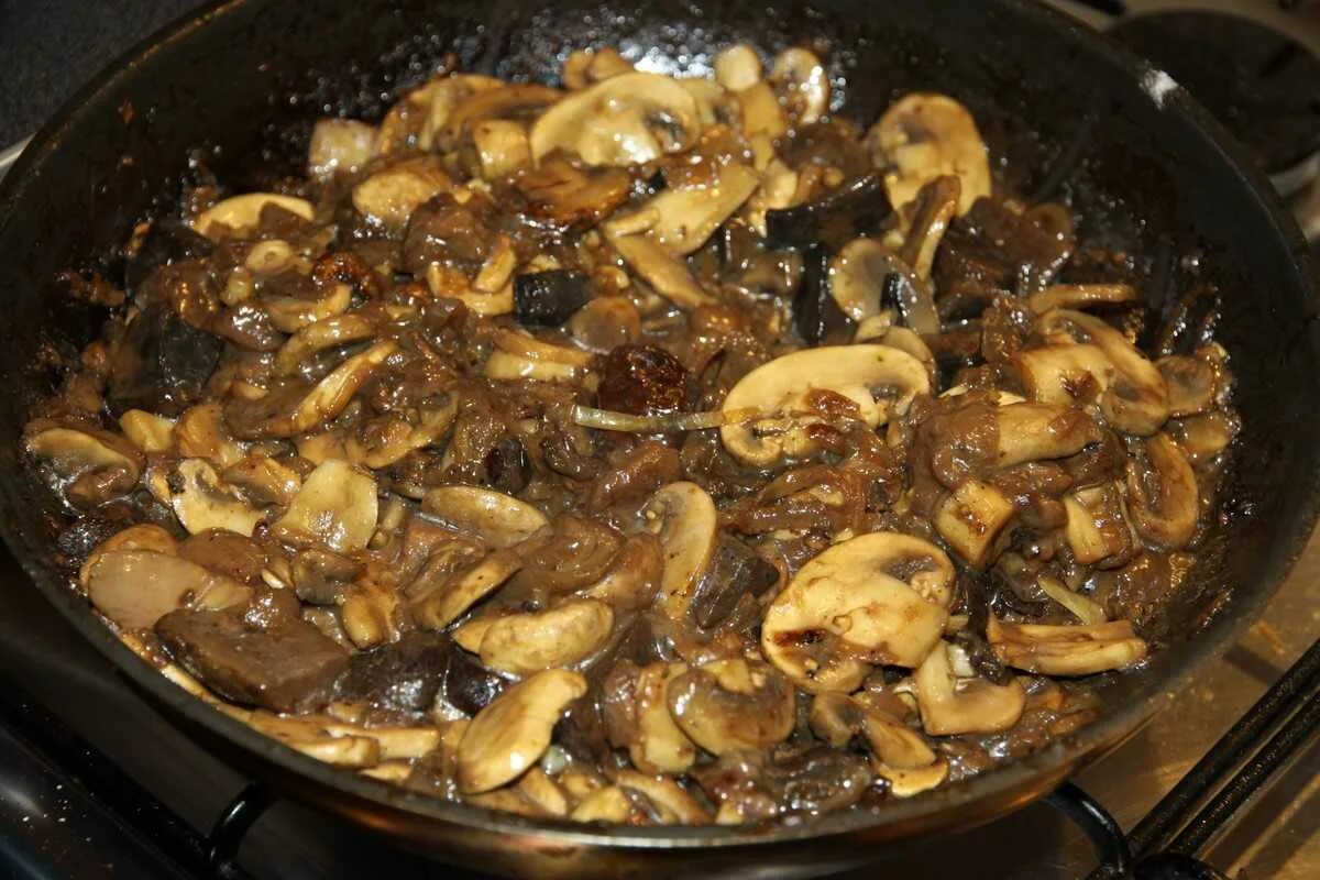 Как готовить грибы в домашних условиях. Жареные грибы. Жареные грибы на сковороде. Белые грибы жареные. Жареные белые грибы с луком.