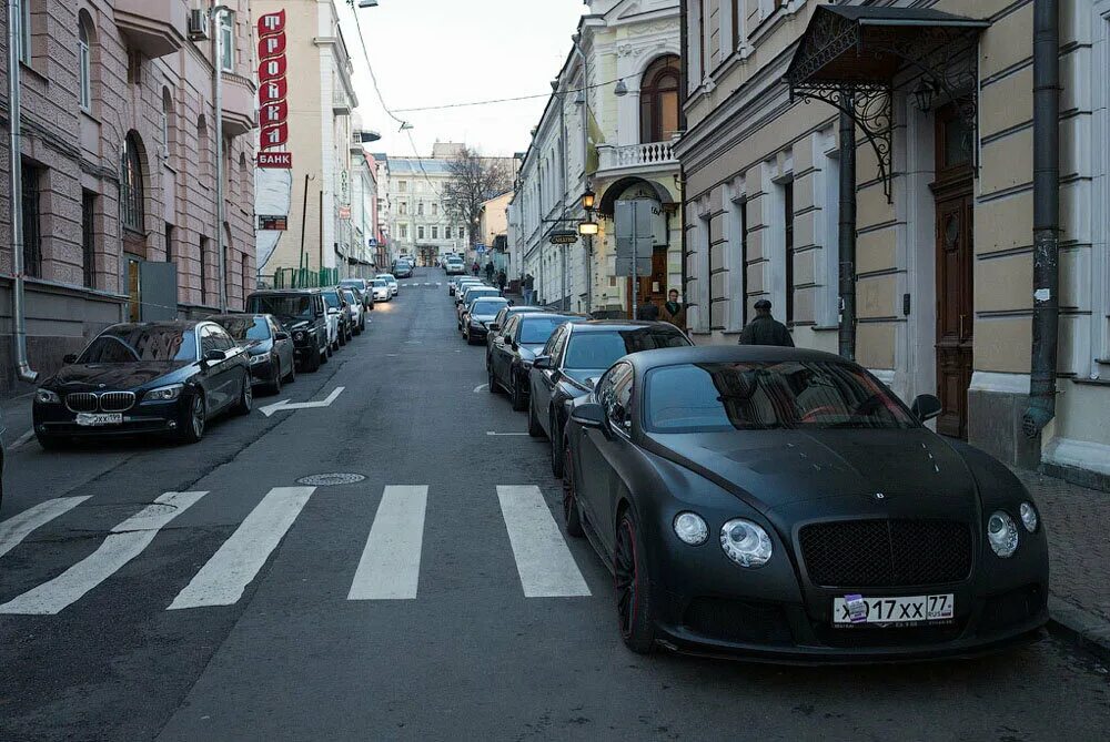 Москва авто любые. Машина на улице. Дорогие машины в Москве. Дорогие машины в центре Москвы. Автомобили на улицах Москвы.