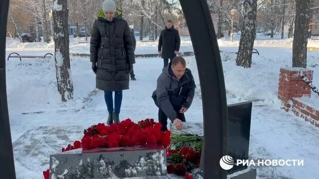 Памятник в память о погибших Шахтёрах города. Памятник шахтерам Листвяжной. Мемориал погибшим спасателям шахтерам. Памятник погибшим шахтерам Кемерово. Стихийный мемориал в память о жертвах