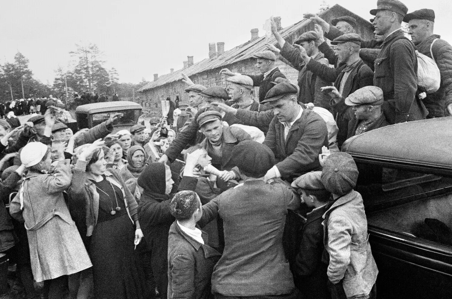 Мобилизация народа. Проводы солдат на фронт 1941 год. мобилизация в начале великой отечественной войны 1941. народное ополчение москвы 1941. прощание с солдатами на вокзале 1941.