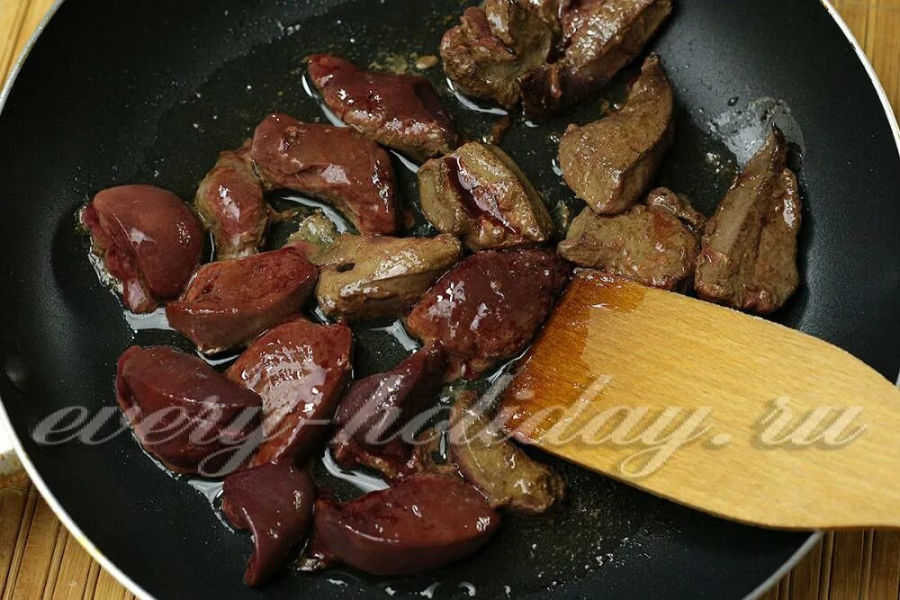 Как долго тушить куриную печень. Куриная печень потушить на сковороде. сколько тушить печень куриную. куски печень соединенные между собой еда готовая оладьи.