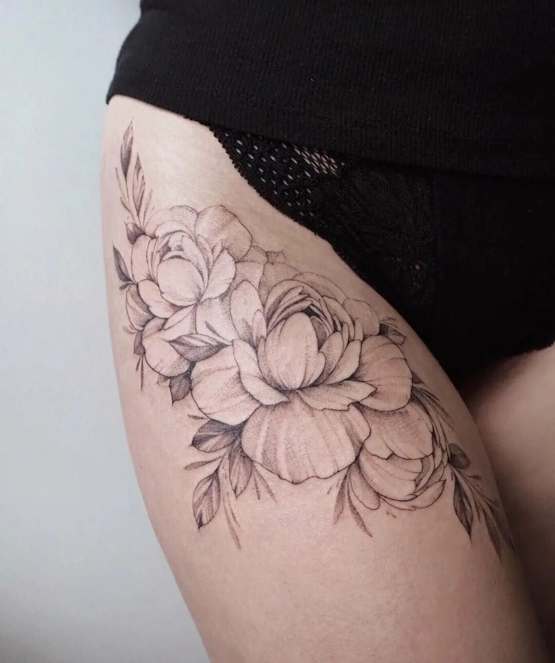 тату на бедре для девушек. тату пионы на бедре. тату цветы на бедре. тату цветы на бедре для девушек. тату на бедре для девушек.