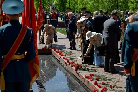 Возложение неизвестному солдату