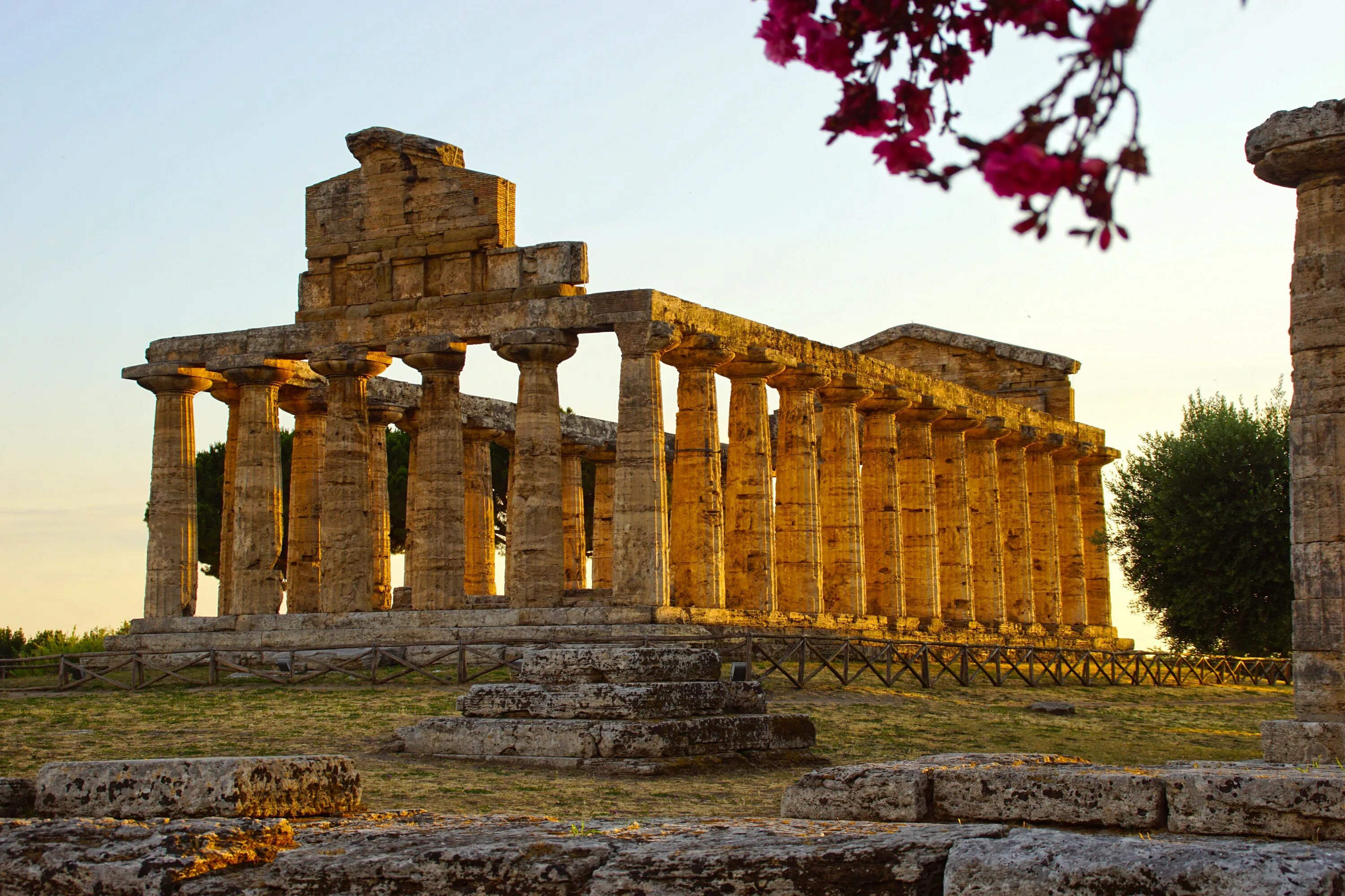 Temple of ares. Пестум Италия храм. Храм Пестум древняя Греция. Храм Афины в Пестуме. Temple of Athena Paestum храмы древней Греции.