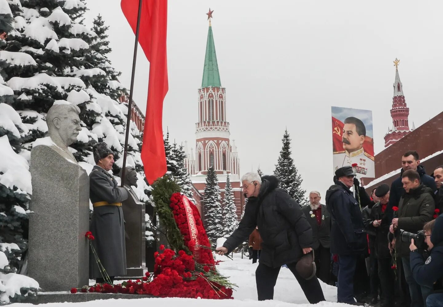 21 апреля день рождения сталина. День рождения Сталина. День рождения Сталина красная площадь, 21.12.2022. Шествие с портретом Сталина.
