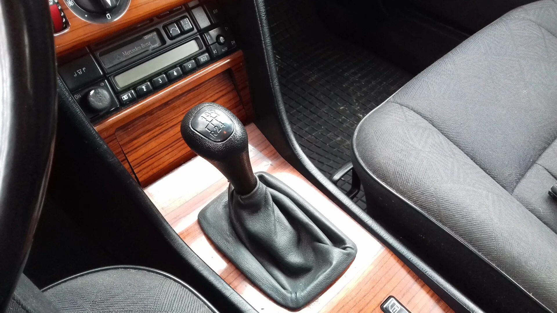 Мерседес с 200 1993 года. Ручка кпп мерседес 124. Механик 124. Механик 124. Mercedes-benz w124 салон.