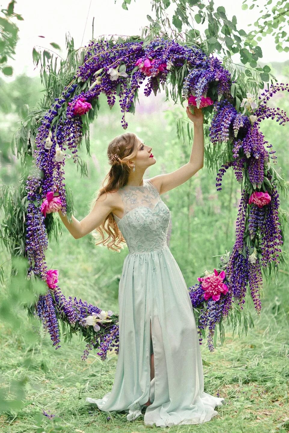 Девушек украшают цветы. Свадьба с люпинами. Красивые качели с цветами. Фотосессия в люпинах. Свадебный букет с люпинами.