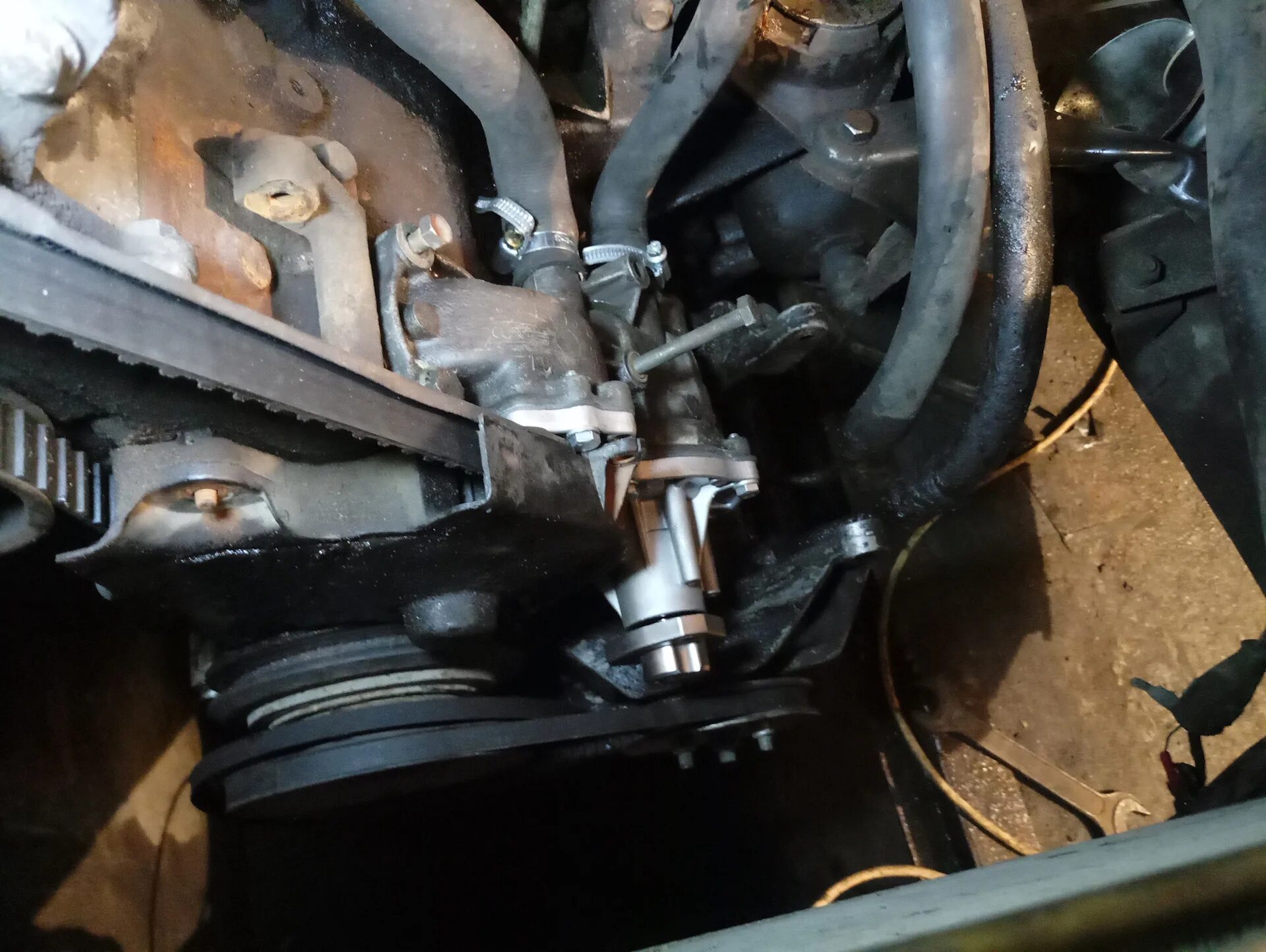 Помпа ауди 80 б3 1. Двигатель aah 2. F-233 помпа отверстие. Patron помпа ауди 2400cc. Грм ауди 100 помпа.