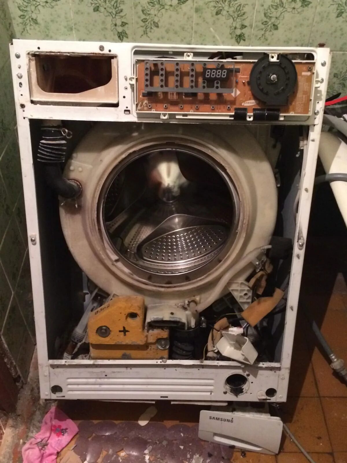 Стиральная машина. Сломанная стиральная машина. Поломанная стиральная машина. Разобранная стиральная машина.
