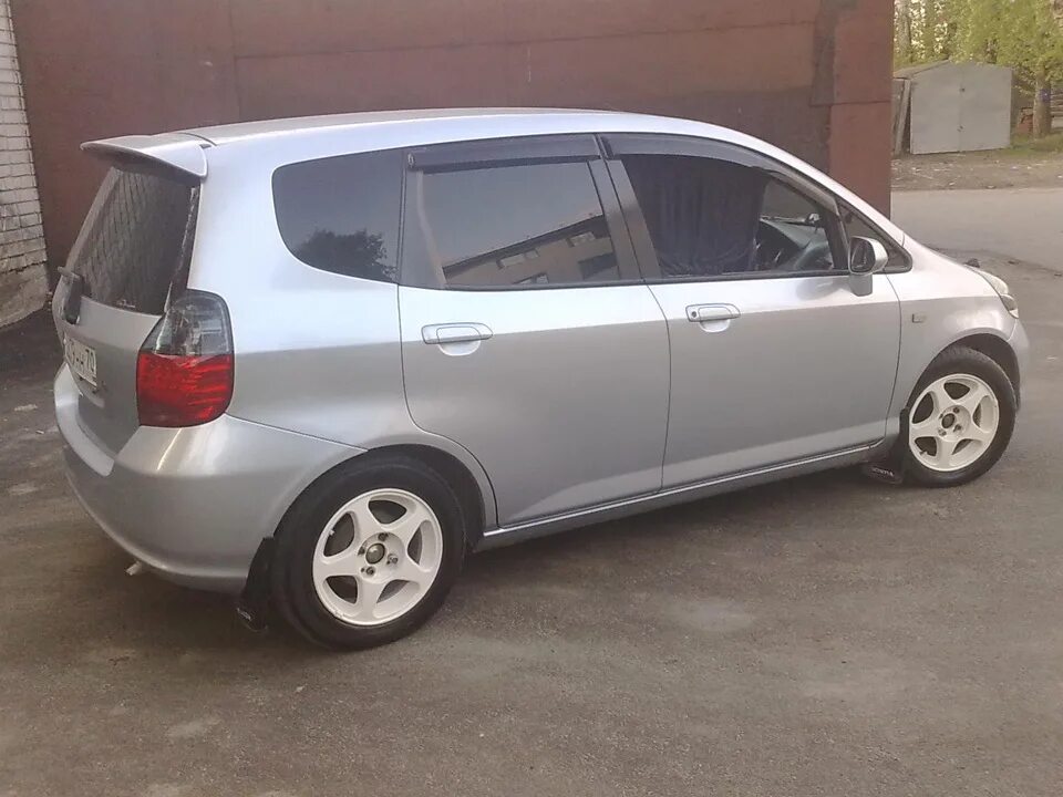 Honda fit 2001. Хонда фит 2001. Хонда фит 2001 года. Хонда фит 2001 белый. Уголок двери задний Хонда фит 2001.