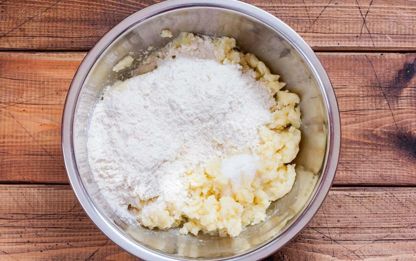 Как приготовить картофельное тесто. Картофельное тесто. картофельное пюре с мукой. толченка с мукой. тесто с картофельным пюре.