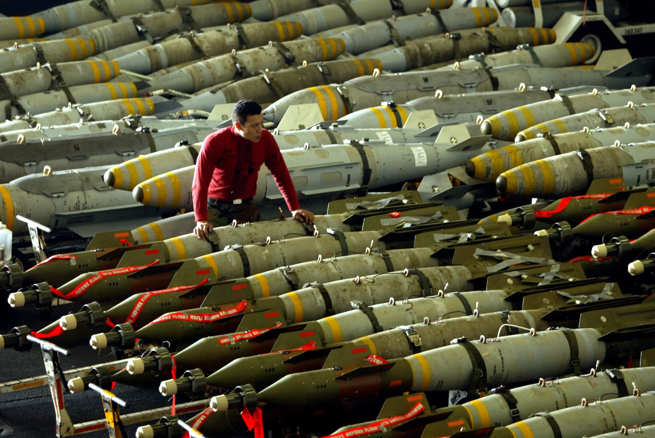 Производство военного оружия. Я Дерны боеголрвки НАТО. Ядерные боеголовки НАТО. Хранилище ядерных боеголовок США. Химическое оружие в Ираке.