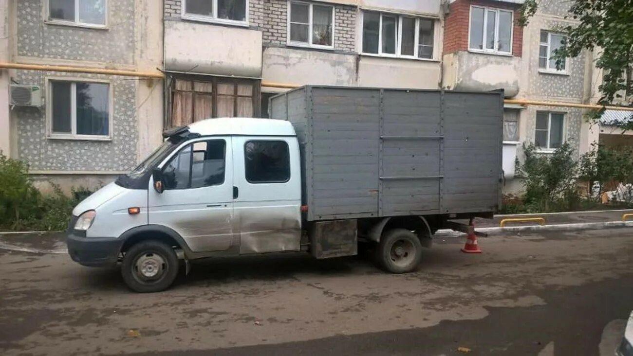 Газель паркуется во дворе. Водитель грузовой газели. газель во дворе. газелька во дворе. газель во дворе жилого дома.