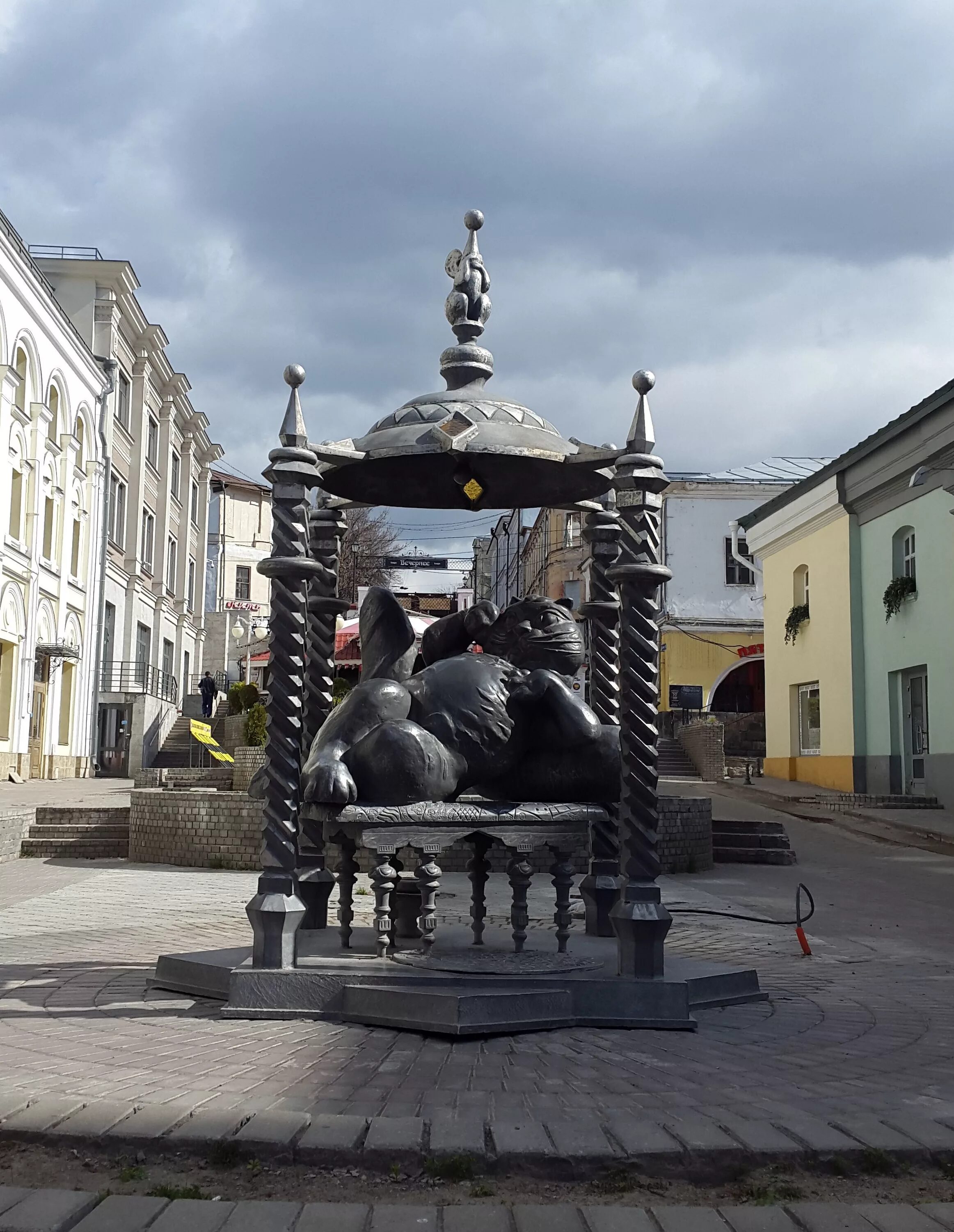 Кот в казани на улице баумана. Памятник коту Казанскому в Казани улица Баумана. Скульптуры на улице Баумана в Казани. Памятник коту Казанскому улица Баумана. Памятник Бауману в Казани.