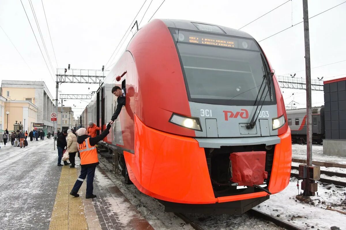 Электричка челябинск екатеринбург ласточка. Поезд Ласточка Тюмень. Поезд Ласточка Пермь-Екатеринбург. Ласточка ЕКБ Тюмень. Ласточка Тюмень Екатеринбург.