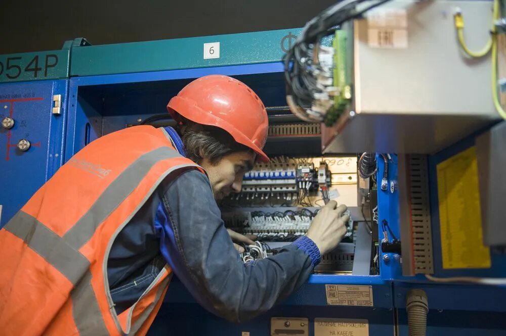 техник по эксплуатации. электромонтер электрооборудования. продавец кассир. обслуживание до конца года. техническая эксплуатация зданий.