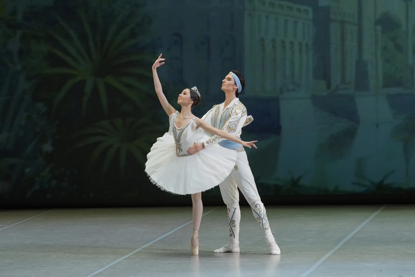 Кукла делиб. Балерина прыжок гранд жете. Вариация ширин. Ефремов балет. Мехмене бану плисецкая.