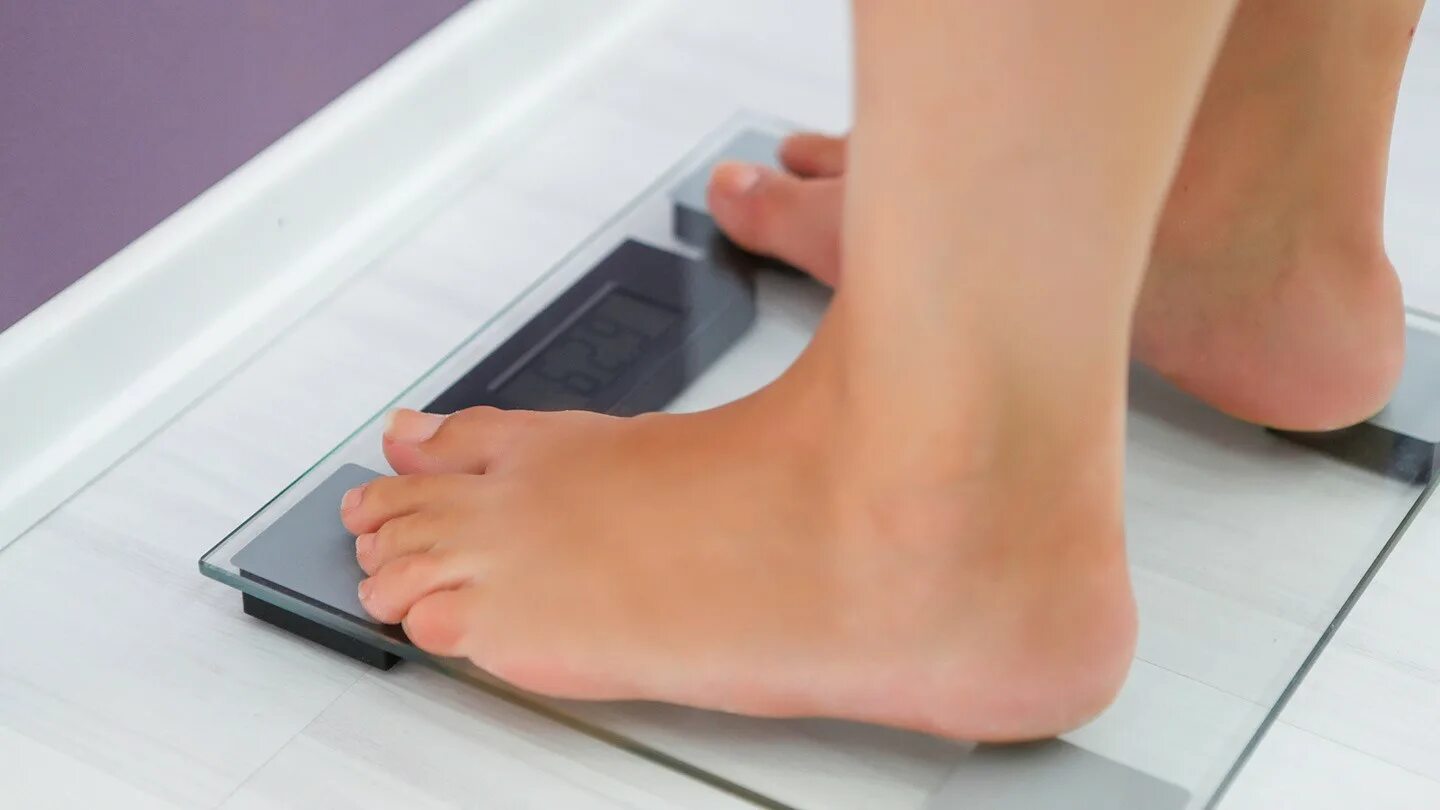 Put on scales. Feet on the scales.