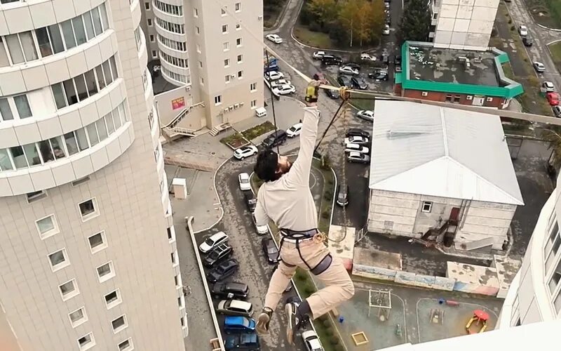 Экстремалов погибших. Высота с 16 этажа. Высота 16 этажки. Люди спрыгнувшие с башни.