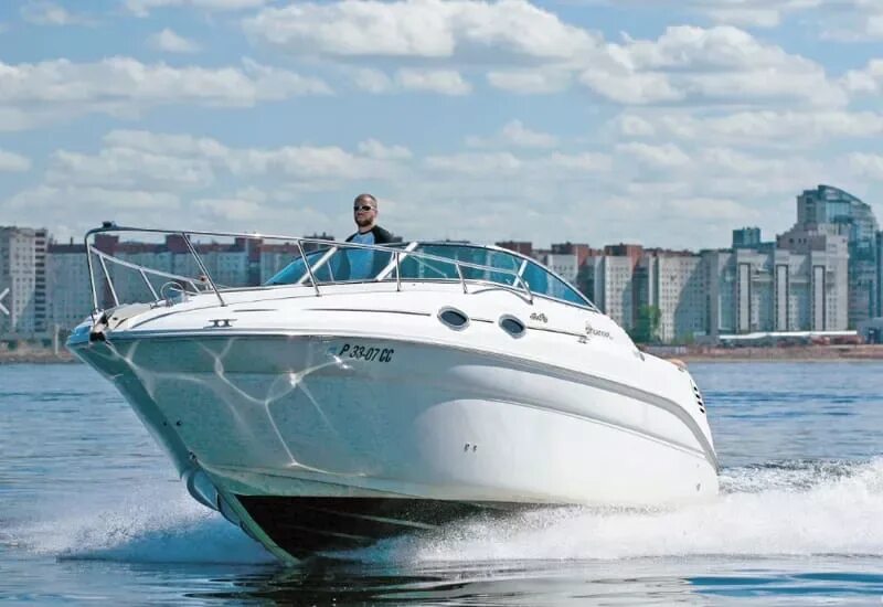 Катер аренда петербург. Катер Гефест. Яхта Sea ray 275. Катер прогулочный.