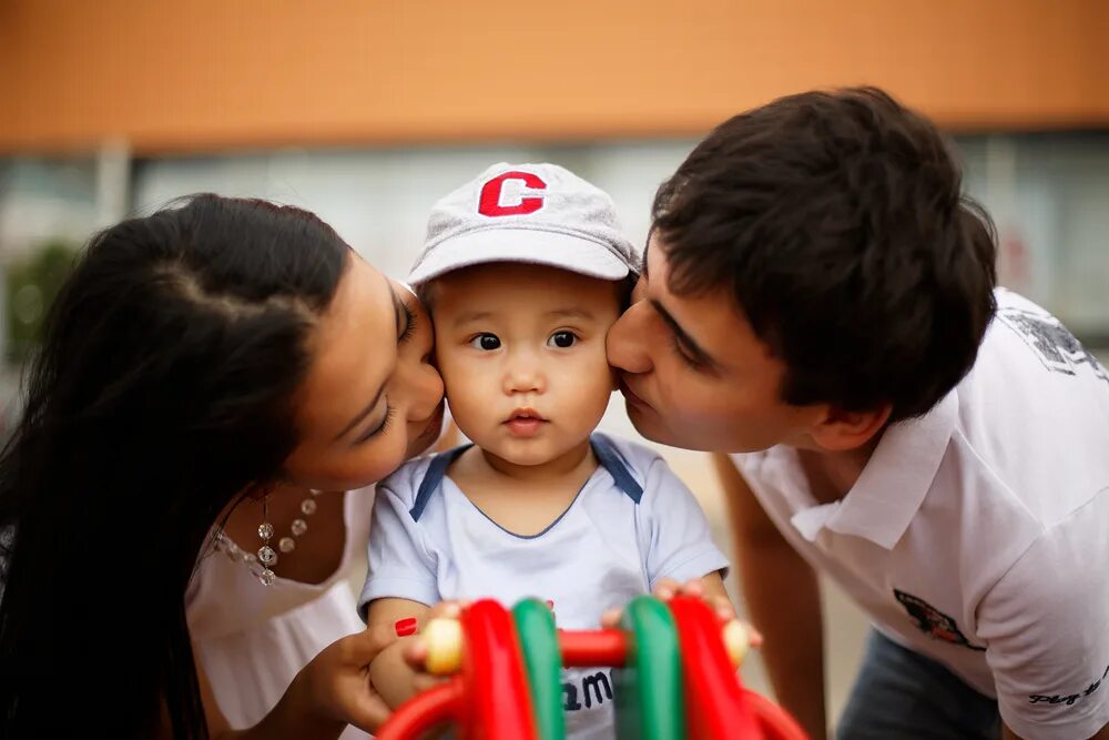 Среднее образование в казахстане. В казахстане двух детей. Русские школы в казахстане. Дети казахи в школе. Семья казахов.