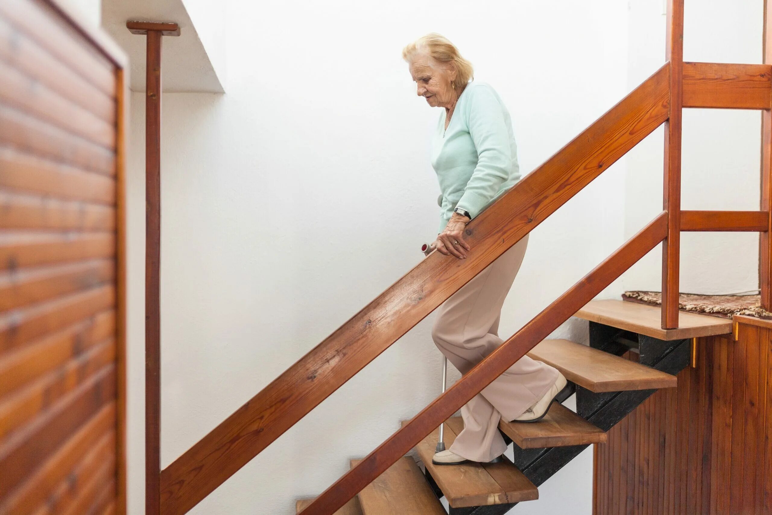 Подняться по деревянной лестнице. Лестница для пожилых. Спускается с лестницы. Пенсионер на лестнице. Бабушка на лестнице.