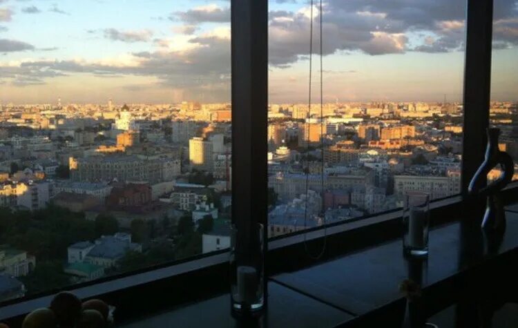 Красивый вид из окна. Окно с красивым видом. Вид с балкона Москва. Городской вид с балкона. Погорелов звезды с балконов