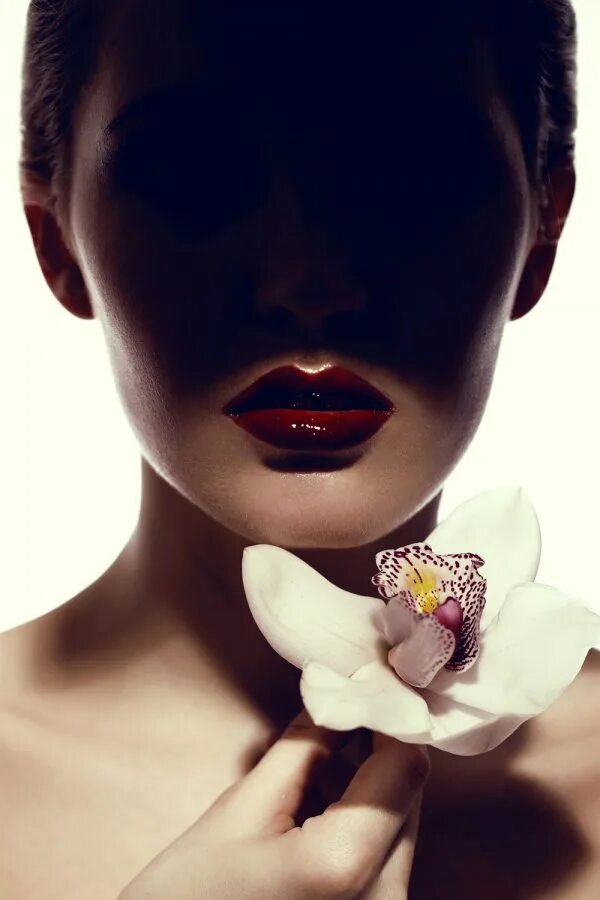 Девушка в шляпе. Аватарка вместо фото. Аватарка вместо фото. Девушка в шляпе без лица. Брюнетка в шляпе.