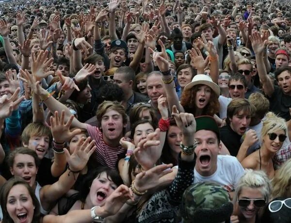 Человек толпы. Толпа футбольных болельщиков. Много людей сверху. Толпы кричат. Кричащая толпа.