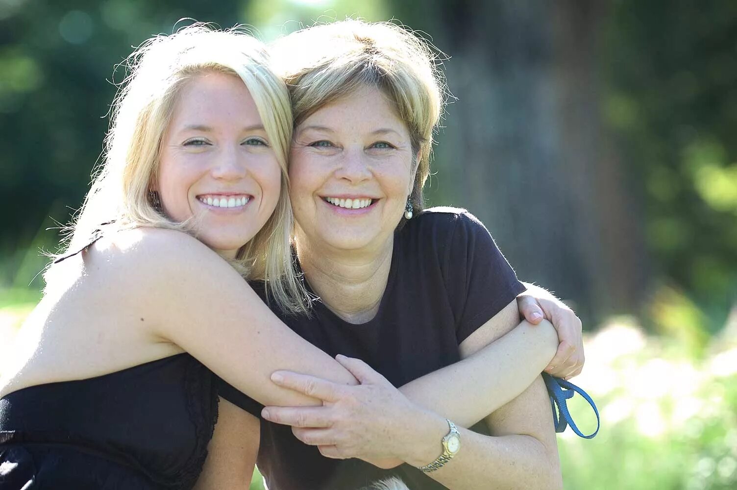 Mother and daughter video. Мама и дочь. Мама и взрослая дочка. Фотосессия мама и дочка взрослая. Дочки-матери.