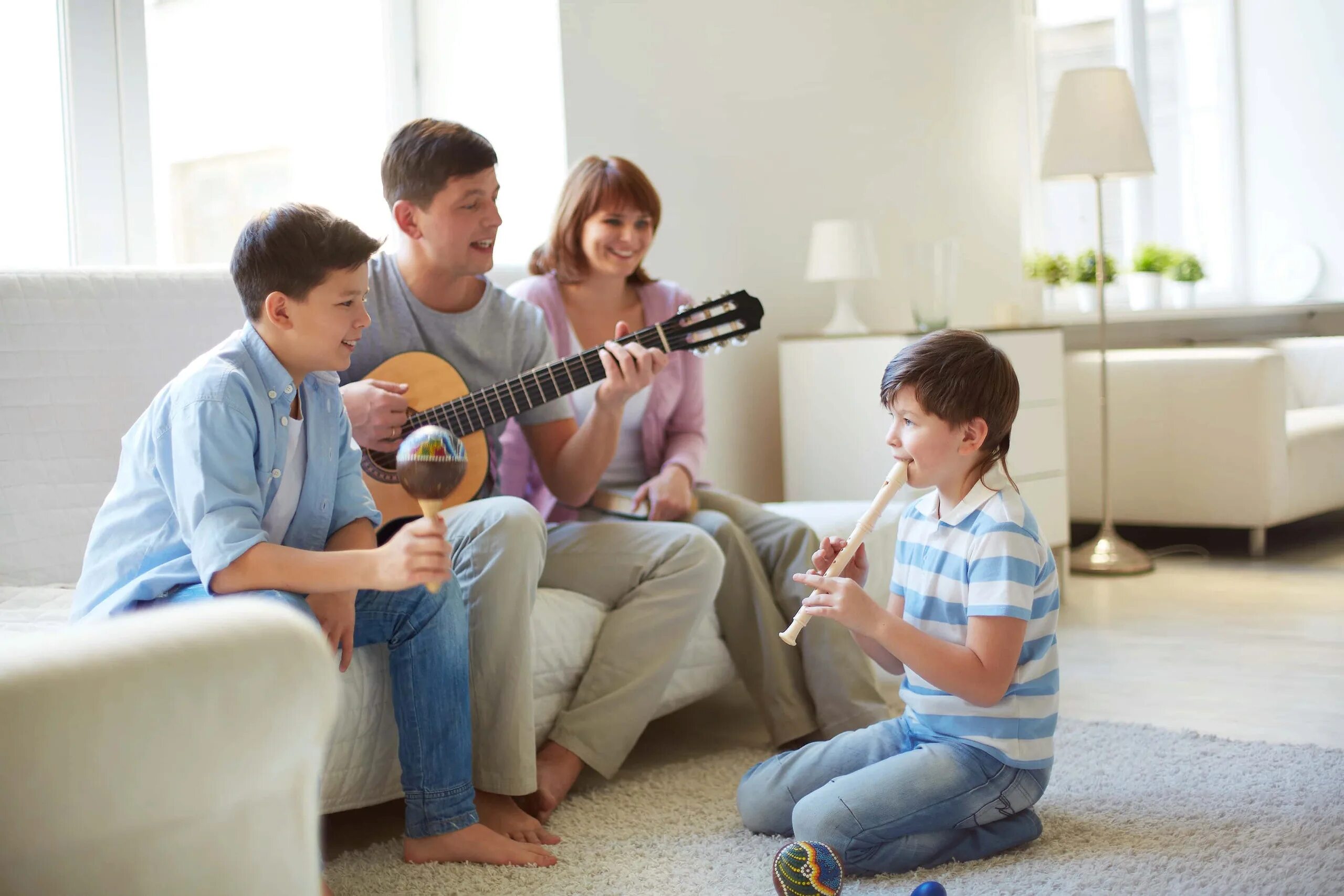 Почему 1 ребенок в семье. Дети играющие на музыкальных инструментах. Муз инструменты для детей. Семья поет. Музыкальная семья.